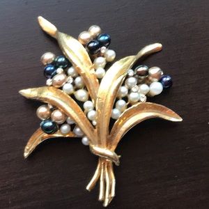 Pearl flower brooch🌺